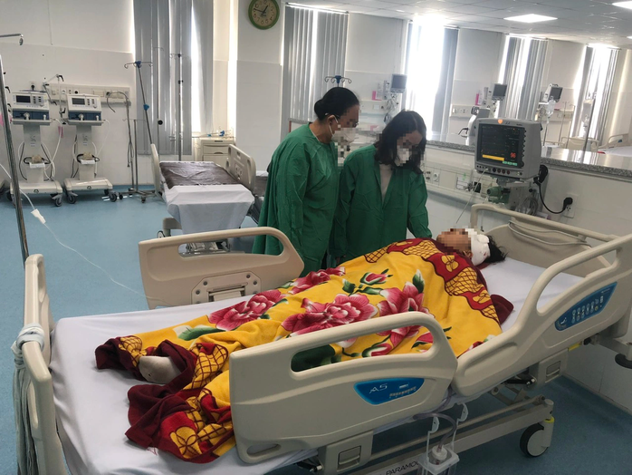 Nam học sinh lớp 7 đâm bạn nữ rồi định nhảy lầu
- Ảnh 1. Nam học sinh lớp 7 đâm bạn nữ rồi định nhảy lầu
- Ảnh 1.