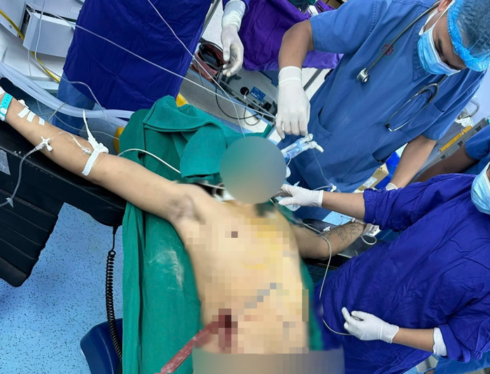 Hai thanh niên bị thanh sắt đâm, có người chờ trắng đêm mới được cứu- Ảnh 1. Hai thanh niên bị thanh sắt đâm, có người chờ trắng đêm mới được cứu- Ảnh 1.