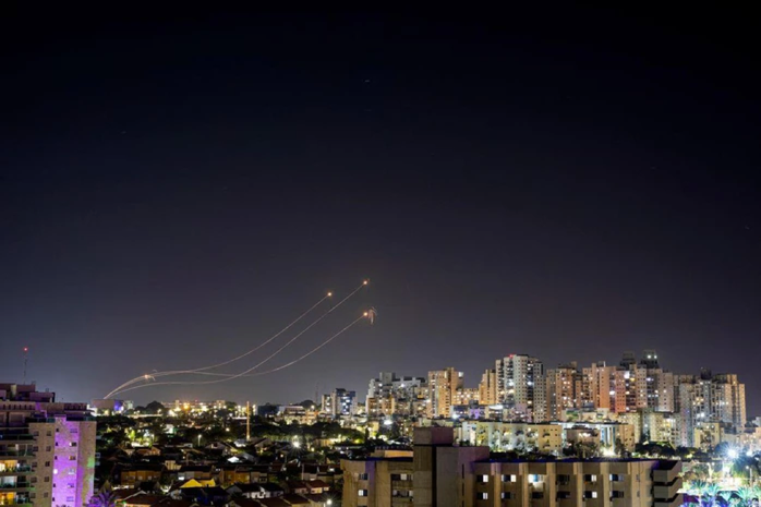 Sốc: Rốc-két Hamas tấn công căn cứ Israel chứa vũ khí hạt nhân- Ảnh 1. Sốc: Rốc-két Hamas tấn công căn cứ Israel chứa vũ khí hạt nhân- Ảnh 1.