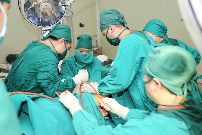 Hai thanh niên bị thanh sắt đâm, có người chờ trắng đêm mới được cứu- Ảnh 2. Hai thanh niên bị thanh sắt đâm, có người chờ trắng đêm mới được cứu- Ảnh 2.