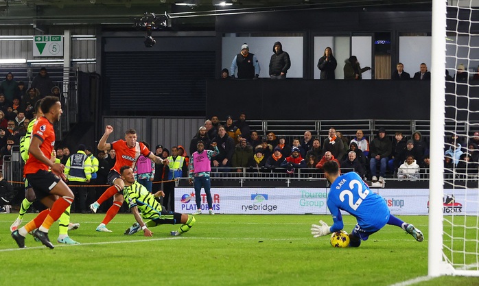 Không chiến siêu đỉnh, Arsenal vượt chủ nhà Luton Town phút 90+7- Ảnh 5. Không chiến siêu đỉnh, Arsenal vượt chủ nhà Luton Town phút 90+7- Ảnh 5.