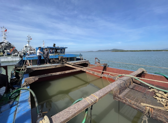 Bắt tàu hút cát giữa vùng biển giáp ranh TP HCM và Tiền Giang- Ảnh 1. Bắt tàu hút cát giữa vùng biển giáp ranh TP HCM và Tiền Giang- Ảnh 1.