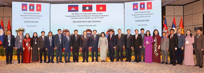 Chủ tịch Quốc hội Vương Đình Huệ, Chủ tịch Quốc hội Lào Saysomphone Phomvihane và Chủ tịch Quốc hội Campuchia Samdech Khuon Sudary cùng các đại biểu dự phiên họp Ảnh: DOÃN TẤN Chủ tịch Quốc hội Vương Đình Huệ, Chủ tịch Quốc hội Lào Saysomphone Phomvihane và Chủ tịch Quốc hội Campuchia Samdech Khuon Sudary cùng các đại biểu dự phiên họp Ảnh: DOÃN TẤN