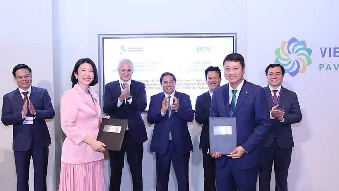 Ông Lê Ngọc Lâm - Tổng Giám đốc BIDV và bà Michele Wee - Tổng Giám đốc Standard Chartered Bank Việt Nam trao Thỏa thuận khung Tài trợ thương mại Phát triển bền vững Ông Lê Ngọc Lâm - Tổng Giám đốc BIDV và bà Michele Wee - Tổng Giám đốc Standard Chartered Bank Việt Nam trao Thỏa thuận khung Tài trợ thương mại Phát triển bền vững