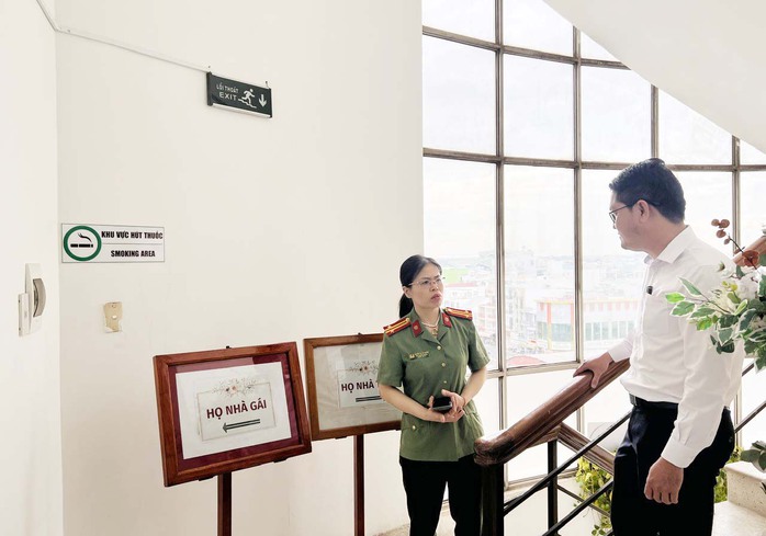 Đại diện đoàn kiểm tra trao đổi về phòng chống tác hại của thuốc lá với chủ nhà hàng Đại diện đoàn kiểm tra trao đổi về phòng chống tác hại của thuốc lá với chủ nhà hàng