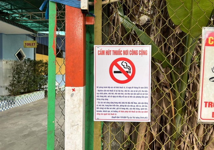 Biển báo cấm hút thuốc tại một nhà hàng ở Thái Bình Biển báo cấm hút thuốc tại một nhà hàng ở Thái Bình Biển báo cấm hút thuốc tại một nhà hàng ở Thái Bình Biển báo cấm hút thuốc tại một nhà hàng ở Thái Bình