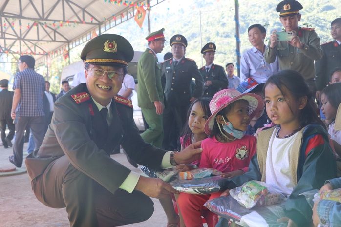 Phó Giám đốc Công an Quảng Nam nhận bằng khen của Bộ Công an- Ảnh 1. Phó Giám đốc Công an Quảng Nam nhận bằng khen của Bộ Công an- Ảnh 1.