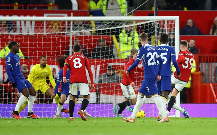 "Người hùng" McTominay giúp Man United bay cao Top 6- Ảnh 3. "Người hùng" McTominay giúp Man United bay cao Top 6- Ảnh 3.