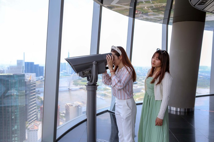 Du khách ngắm TP HCM tại Đài Quan sát Bitexco (Saigon Skydeck) Ảnh: HOÀNG TRIỀU Du khách ngắm TP HCM tại Đài Quan sát Bitexco (Saigon Skydeck) Ảnh: HOÀNG TRIỀU