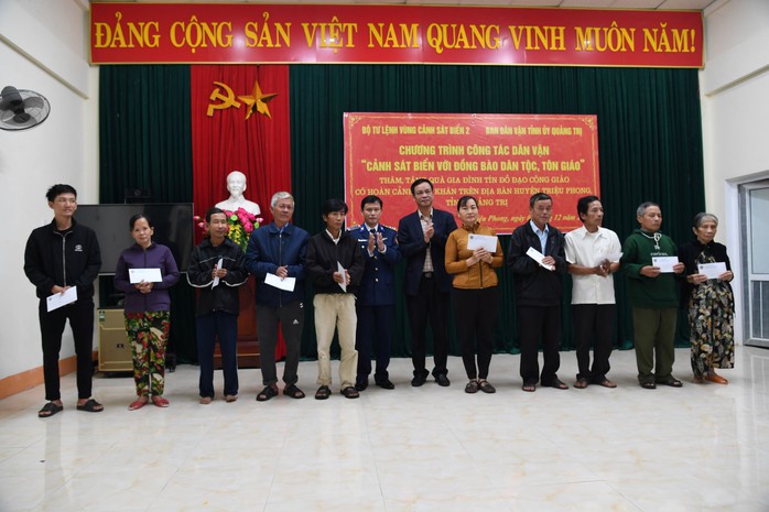 Bộ Tư lệnh Vùng Cảnh sát biển 2 trao tặng quà cho bà con giáo dân Quảng Trị- Ảnh 1. Bộ Tư lệnh Vùng Cảnh sát biển 2 trao tặng quà cho bà con giáo dân Quảng Trị- Ảnh 1.