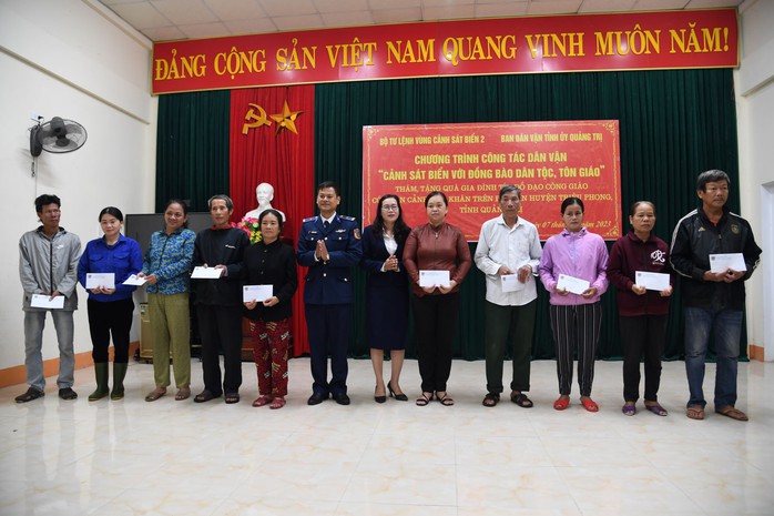 Bộ Tư lệnh Vùng Cảnh sát biển 2 trao tặng quà cho bà con giáo dân Quảng Trị- Ảnh 2. Bộ Tư lệnh Vùng Cảnh sát biển 2 trao tặng quà cho bà con giáo dân Quảng Trị- Ảnh 2.