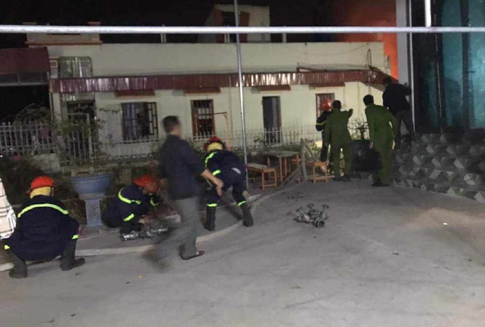 Sau tiếng nổ lớn, tường nhà dân đổ sập, nghi có người tử vong bên trong- Ảnh 3. Sau tiếng nổ lớn, tường nhà dân đổ sập, nghi có người tử vong bên trong- Ảnh 3.