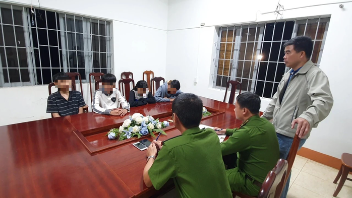 Trong 7 ngày, nhóm thiếu niên, học sinh thực hiện 10 vụ trộm cắp- Ảnh 1. Trong 7 ngày, nhóm thiếu niên, học sinh thực hiện 10 vụ trộm cắp- Ảnh 1.