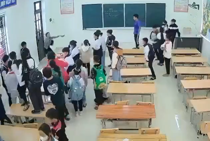 Vụ cô giáo bị học sinh ném dép: Tạm đình chỉ Hiệu trưởng- Ảnh 2. Vụ cô giáo bị học sinh ném dép: Tạm đình chỉ Hiệu trưởng- Ảnh 2.