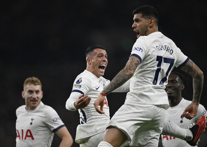 Trung vệ Cristian Romero đánh đầu ghi bàn ở phút 11 cho Tottenham Trung vệ Cristian Romero đánh đầu ghi bàn ở phút 11 cho Tottenham