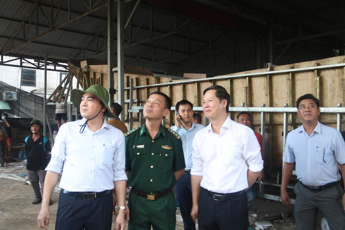 Xưởng đóng tàu vẫn đang cháy, nguyên nhân ban đầu đã hé lộ- Ảnh 10. Xưởng đóng tàu vẫn đang cháy, nguyên nhân ban đầu đã hé lộ- Ảnh 10.