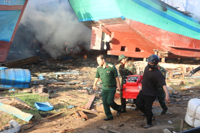 Xưởng đóng tàu vẫn đang cháy, nguyên nhân ban đầu đã hé lộ- Ảnh 8. Xưởng đóng tàu vẫn đang cháy, nguyên nhân ban đầu đã hé lộ- Ảnh 8.
