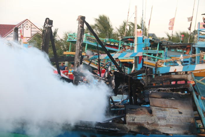 Xưởng đóng tàu vẫn đang cháy, nguyên nhân ban đầu đã hé lộ- Ảnh 7. Xưởng đóng tàu vẫn đang cháy, nguyên nhân ban đầu đã hé lộ- Ảnh 7.