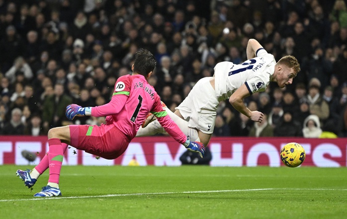 Thủ môn Lukasz Fabianski phá bóng từ Dejan Kulusevski ngay giây thứ 40 Thủ môn Lukasz Fabianski phá bóng từ Dejan Kulusevski ngay giây thứ 40