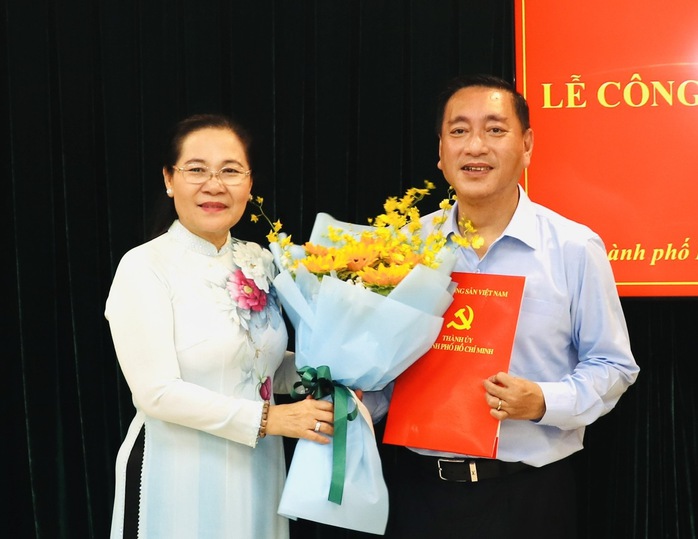 TP HCM công bố và trao quyết định cán bộ - Ảnh 1. TP HCM công bố và trao quyết định cán bộ - Ảnh 1.