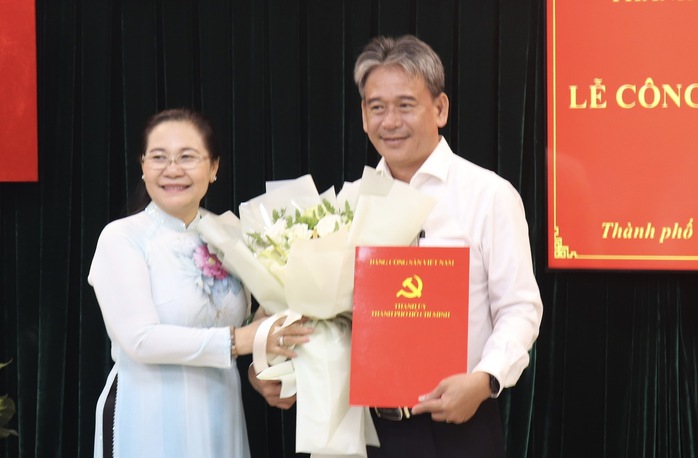 TP HCM công bố và trao quyết định cán bộ - Ảnh 2. TP HCM công bố và trao quyết định cán bộ - Ảnh 2.
