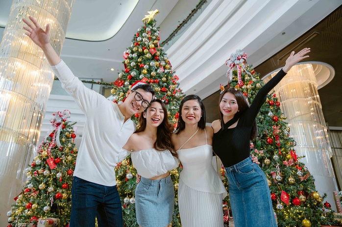 Một trong những điểm nhấn nổi bật nhất trong mùa lễ hội cuối năm tại Vinpearl Nam Hội An sẽ là sự xuất hiện lần đầu tiên của đoàn diễu hành Wake Up Santa, với đội hình 50 ông già Noel dạo chơi trong âm nhạc rộn ràng khắp các nẻo đường của quần thể du lịch xuyên suốt các ngày cuối tuần trong tháng 12. Cuộc đổ bộ bất ngờ này sẽ mang đến những món quà vui nhộn và bầu không khí hội hè tưng bừng, náo nhiệt chưa từng có giữa miền di sản, lôi kéo du khách hoà bước chân nhún nhảy cùng những vũ khúc Giáng sinh tươi vui Một trong những điểm nhấn nổi bật nhất trong mùa lễ hội cuối năm tại Vinpearl Nam Hội An sẽ là sự xuất hiện lần đầu tiên của đoàn diễu hành Wake Up Santa, với đội hình 50 ông già Noel dạo chơi trong âm nhạc rộn ràng khắp các nẻo đường của quần thể du lịch xuyên suốt các ngày cuối tuần trong tháng 12. Cuộc đổ bộ bất ngờ này sẽ mang đến những món quà vui nhộn và bầu không khí hội hè tưng bừng, náo nhiệt chưa từng có giữa miền di sản, lôi kéo du khách hoà bước chân nhún nhảy cùng những vũ khúc Giáng sinh tươi vui