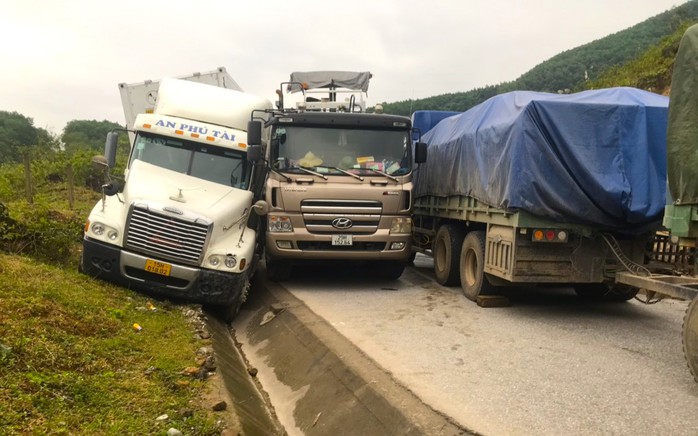 Hàng trăm chiếc xe bị mắc kẹt tại cửa khẩu Cha Lo- Ảnh 1. Hàng trăm chiếc xe bị mắc kẹt tại cửa khẩu Cha Lo- Ảnh 1.