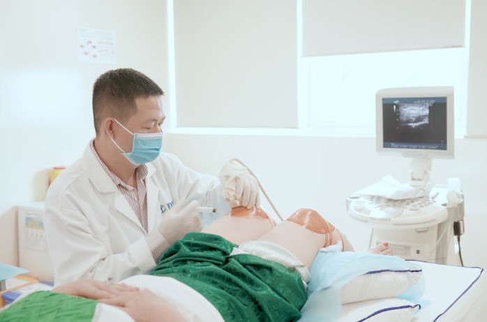 Các bác sĩ Bệnh viện Quốc tế DNA ghép tế bào gốc cho người bệnh tham gia nghiên cứu Các bác sĩ Bệnh viện Quốc tế DNA ghép tế bào gốc cho người bệnh tham gia nghiên cứu