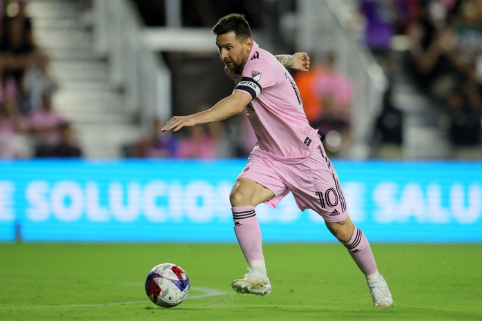Messi được "tận hưởng" không khí sát Tết Nguyên đán 2024 ở Hồng Kông - Ảnh 1. Messi được "tận hưởng" không khí sát Tết Nguyên đán 2024 ở Hồng Kông - Ảnh 1.