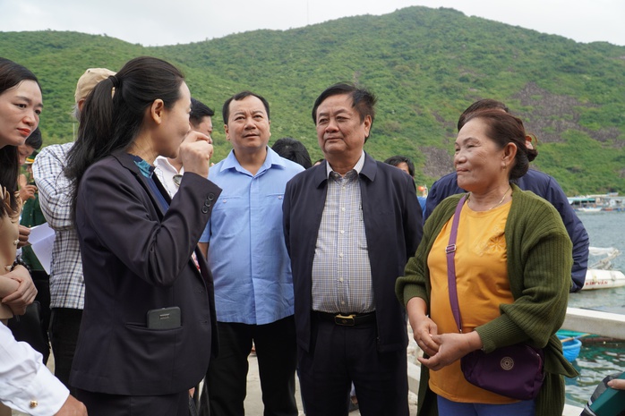Bộ trưởng Bộ Nông nghiệp và Phát triển nông thôn Lê Minh Hoan thăm hỏi đời sống ngư dân đảo Bích Đầm Bộ trưởng Bộ Nông nghiệp và Phát triển nông thôn Lê Minh Hoan thăm hỏi đời sống ngư dân đảo Bích Đầm