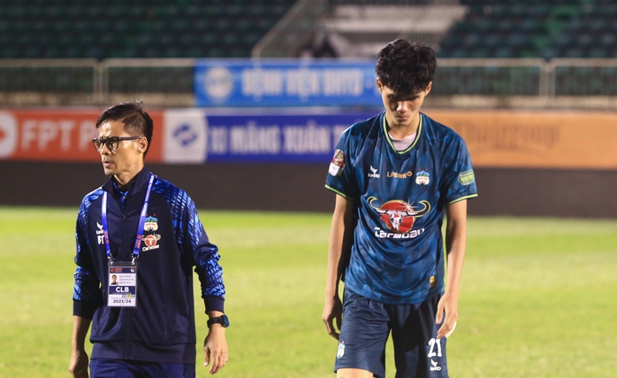 HAGL gục ngã sau trận, Hoàng Đức động viên Minh Vương- Ảnh 6. HAGL gục ngã sau trận, Hoàng Đức động viên Minh Vương- Ảnh 6.