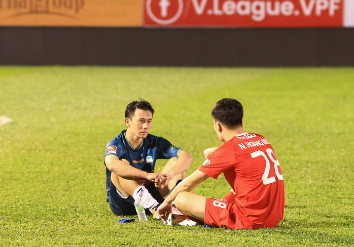 HAGL gục ngã sau trận, Hoàng Đức động viên Minh Vương- Ảnh 3. HAGL gục ngã sau trận, Hoàng Đức động viên Minh Vương- Ảnh 3.