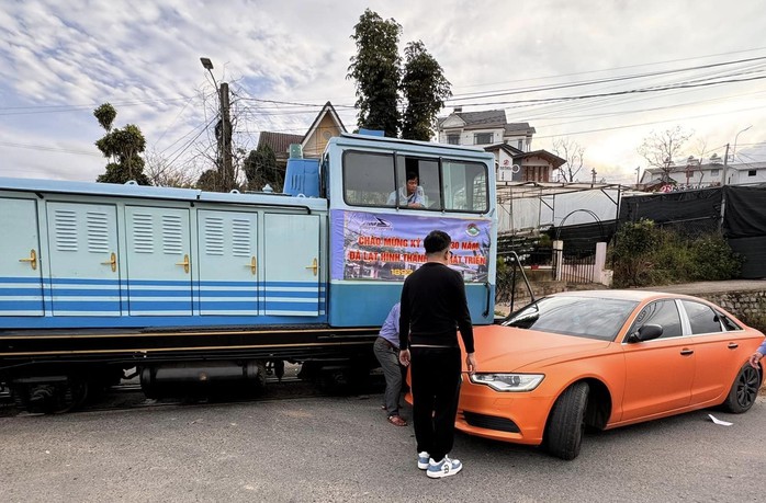 Xe của ca sĩ Cao Thái Sơn va chạm với tàu hỏa- Ảnh 1. Xe của ca sĩ Cao Thái Sơn va chạm với tàu hỏa- Ảnh 1.