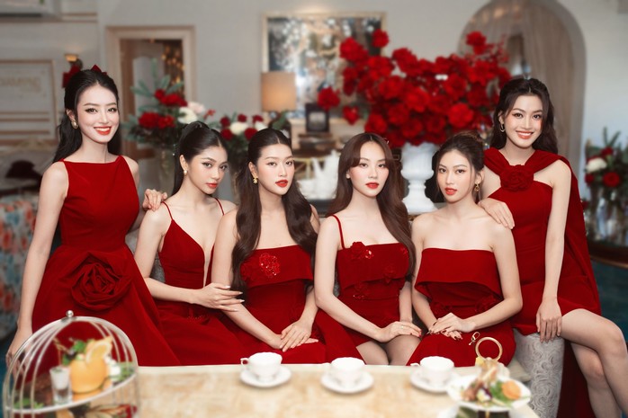 Có gì ở "Tiệc trà Hoa hậu" của NTK Nguyễn Phúc Tuấn?
- Ảnh 1. Có gì ở "Tiệc trà Hoa hậu" của NTK Nguyễn Phúc Tuấn?
- Ảnh 1.