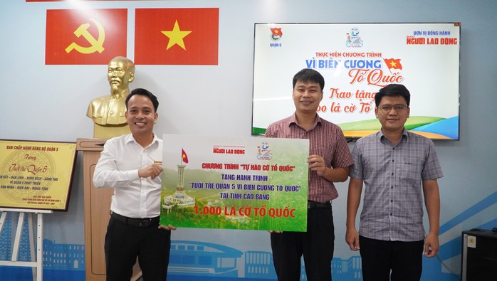 Tuổi trẻ quận 5 mang 1.000 lá cờ Tổ quốc đến với tỉnh Cao Bằng- Ảnh 1. Tuổi trẻ quận 5 mang 1.000 lá cờ Tổ quốc đến với tỉnh Cao Bằng- Ảnh 1.