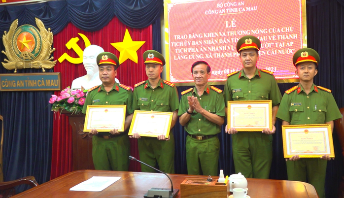 Vụ thảm án ở Cà Mau: Khen thưởng vì phá án nhanh - Ảnh 1. Vụ thảm án ở Cà Mau: Khen thưởng vì phá án nhanh - Ảnh 1.