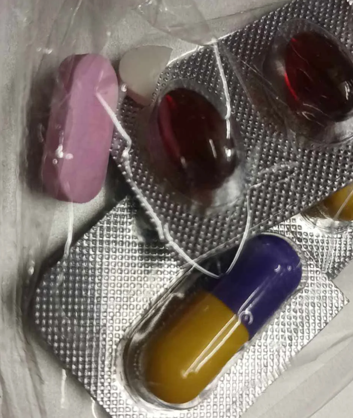 Thuốc mua tại nhà thuốc Á Châu 3 không nhãn mác và bị bẻ đôi Thuốc mua tại nhà thuốc Á Châu 3 không nhãn mác và bị bẻ đôi