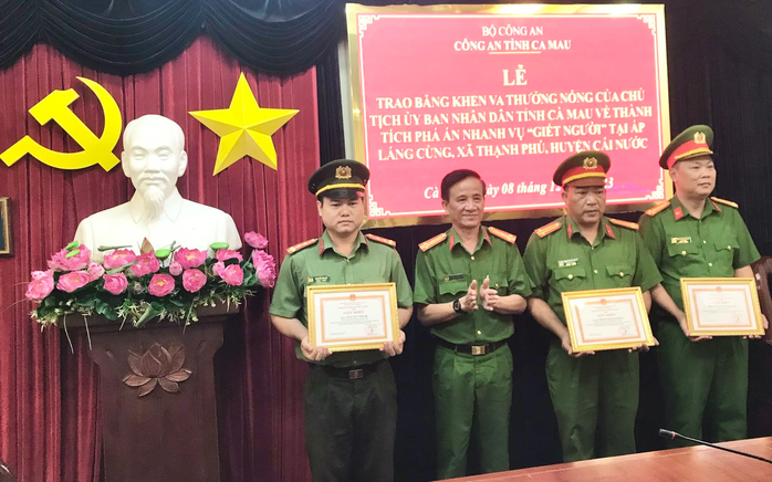 Vụ thảm án ở Cà Mau: Khen thưởng vì phá án nhanh - Ảnh 3. Vụ thảm án ở Cà Mau: Khen thưởng vì phá án nhanh - Ảnh 3.