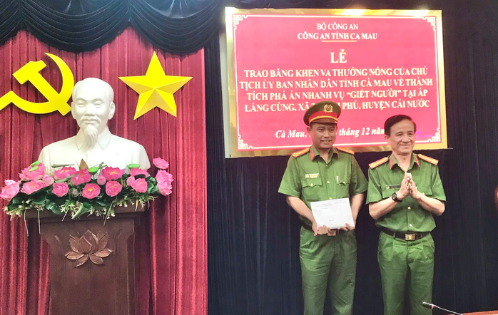 Vụ thảm án ở Cà Mau: Khen thưởng vì phá án nhanh - Ảnh 2. Vụ thảm án ở Cà Mau: Khen thưởng vì phá án nhanh - Ảnh 2.