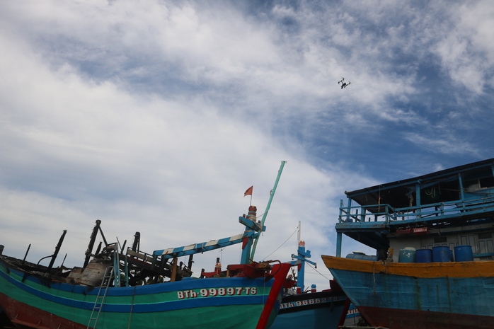 Cảnh sát bay flycam khám nghiệm vụ cháy hàng loạt tàu cá Bình Thuận- Ảnh 3. Cảnh sát bay flycam khám nghiệm vụ cháy hàng loạt tàu cá Bình Thuận- Ảnh 3.