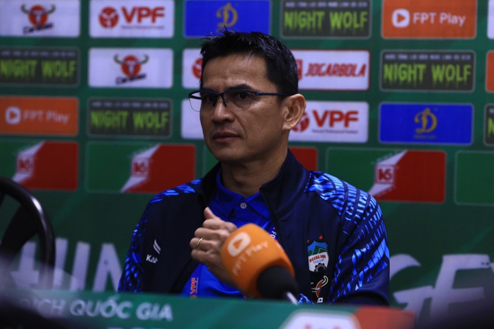 HLV Kiatisuk: "HAGL chưa cần phải lo trụ hạng"- Ảnh 1. HLV Kiatisuk: "HAGL chưa cần phải lo trụ hạng"- Ảnh 1.