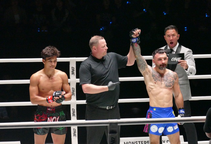 Nguyễn Trần Duy Nhất thua knockout trước võ sĩ châu Âu- Ảnh 3. Nguyễn Trần Duy Nhất thua knockout trước võ sĩ châu Âu- Ảnh 3.