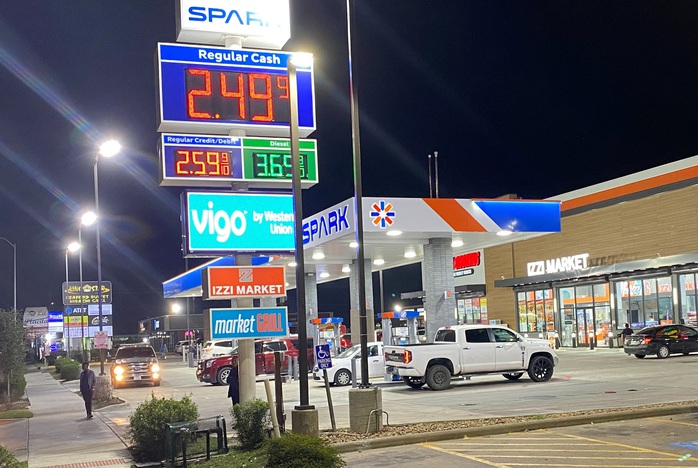 Một trạm xăng dầu ở Houston, bang Texas – Mỹ Ảnh: REUTERS Một trạm xăng dầu ở Houston, bang Texas – Mỹ Ảnh: REUTERS