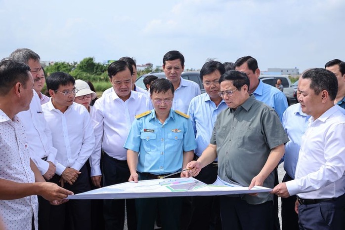 Thủ tướng Phạm Minh Chính khảo sát việc nâng cấp, cải tạo đường băng sân bay Cà MauẢnh: CHINHPHU.VN Thủ tướng Phạm Minh Chính khảo sát việc nâng cấp, cải tạo đường băng sân bay Cà MauẢnh: CHINHPHU.VN