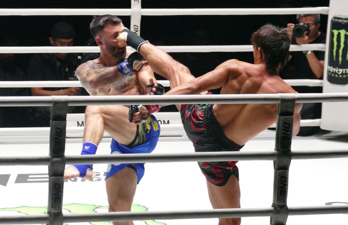 Nguyễn Trần Duy Nhất thua knockout trước võ sĩ châu Âu- Ảnh 2. Nguyễn Trần Duy Nhất thua knockout trước võ sĩ châu Âu- Ảnh 2.