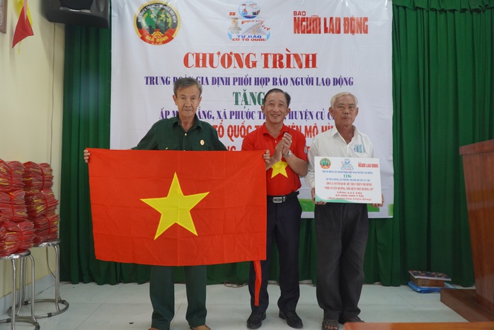 Mỗi tuyến đường, mỗi hẻm một "Đường cờ Tổ quốc"- Ảnh 1. Mỗi tuyến đường, mỗi hẻm một "Đường cờ Tổ quốc"- Ảnh 1.