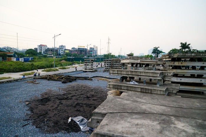 Cận cảnh cầu vượt thi công bỏ dở trên đại lộ ngàn tỉ- Ảnh 7. Cận cảnh cầu vượt thi công bỏ dở trên đại lộ ngàn tỉ- Ảnh 7.