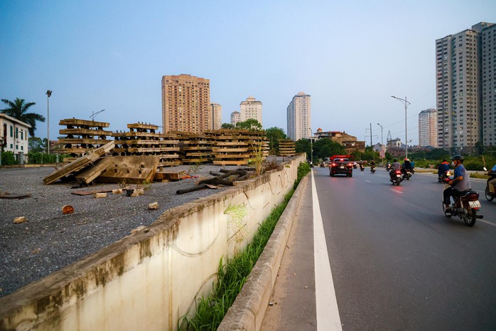 Cận cảnh cầu vượt thi công bỏ dở trên đại lộ ngàn tỉ- Ảnh 8. Cận cảnh cầu vượt thi công bỏ dở trên đại lộ ngàn tỉ- Ảnh 8.