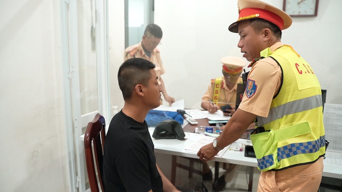 Tài xế cùng 6 người dương tính ma tuý, trong xe chứa hàng nóng- Ảnh 2. Tài xế cùng 6 người dương tính ma tuý, trong xe chứa hàng nóng- Ảnh 2.