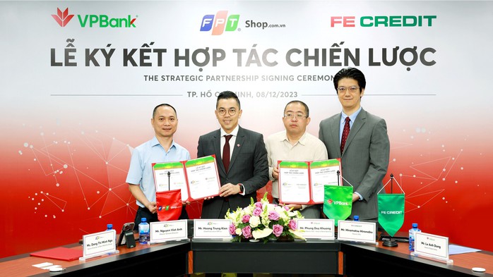 VPBank và FE CREDIT hợp tác chiến lược với FPT Shop- Ảnh 2. VPBank và FE CREDIT hợp tác chiến lược với FPT Shop- Ảnh 2.